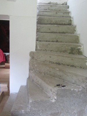 vue complête de l'escalier à habiller avec un plancher chêne et des nez de marche en chêne